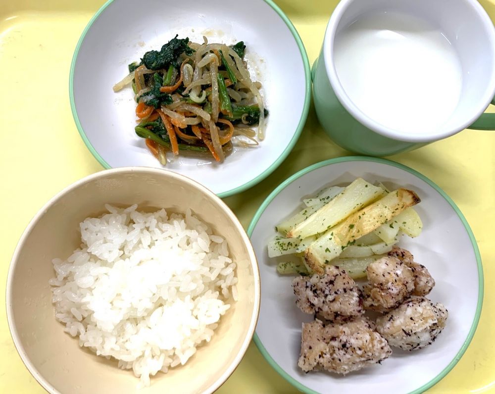 ご飯

赤しそからあげ

焼ポテト

三色野菜のナムル

牛乳