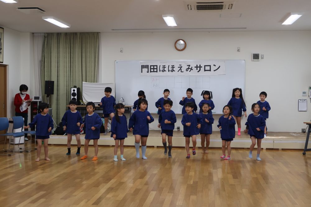 今日は30分ほど歩いて
門田コミュニティセンターに到着
ほほえみサロンにキリン組さんが参加しました



まずは歌や踊りを披露♪
少し恥ずかしそうでしたが
手拍子をもらったり、優しく声をかけてもらったり
すぐに打ち解けた様子のみんな…
