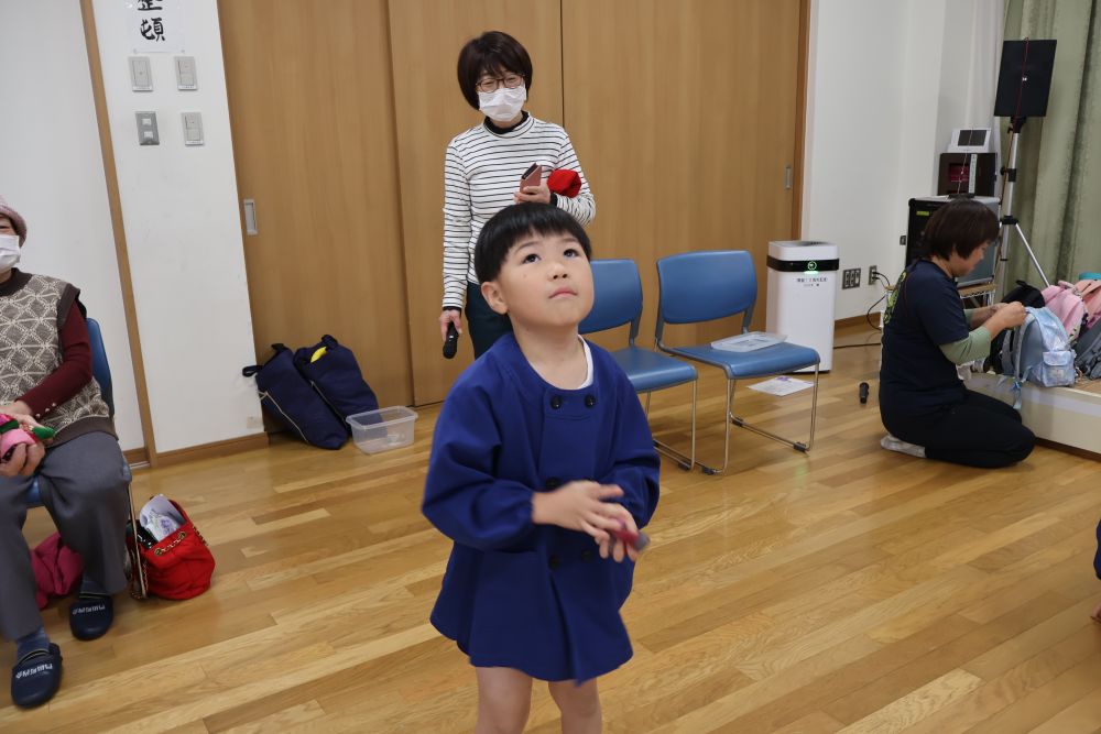 四個のお手玉を披露してくれた
おばあちゃんには一人一個お手玉を
貸してもらい挑戦！！！！！！
「上手だね！！みんなこの子を見て」
とおばあちゃんに褒められ得意げなKくん