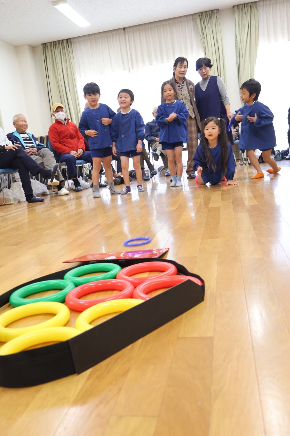 そして、ほほえみサロンの方に
楽しいゲームを教えてもらい
チームに分かれ参加⭐
輪っかをすべらせて大きな輪っかに
多く入ったほうが勝ち♪