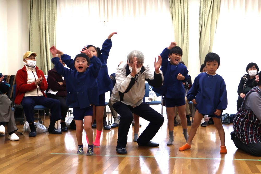 おじいちゃんおばあちゃんも一緒に…
「頑張って!!」 「いれてー!!」
「すごい♡やったー♡」
応援も必死です📣