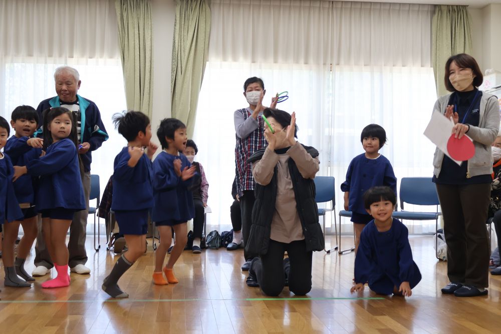 「頑張るよー!!」 「行くよー!!」
同じ目線になり、一緒に楽しんでくれ
子ども達も夢中に…♡