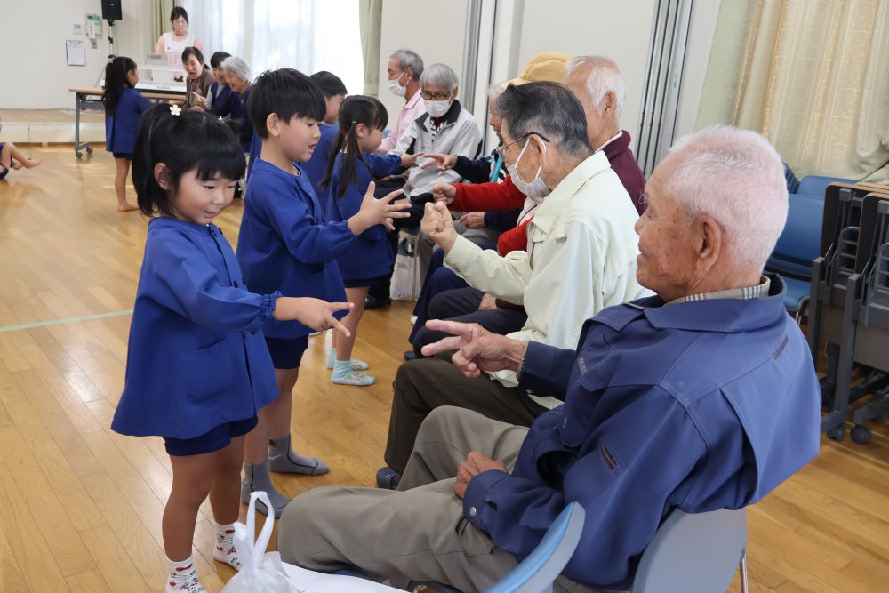 最後はふれあい遊び
げんこつ山のたぬきさんで
じゃんけん対決♡

楽しい時間はあっという間…