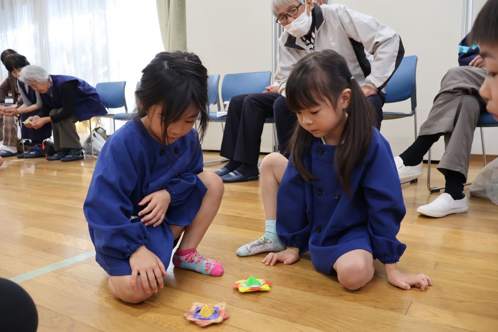 折り紙で作ったコマを
プレゼントしてくれました☻

回し方を教えてくれたり
違う遊び方を教えてくれたり
楽しむ子供たちを優しく見守ってくれていました
