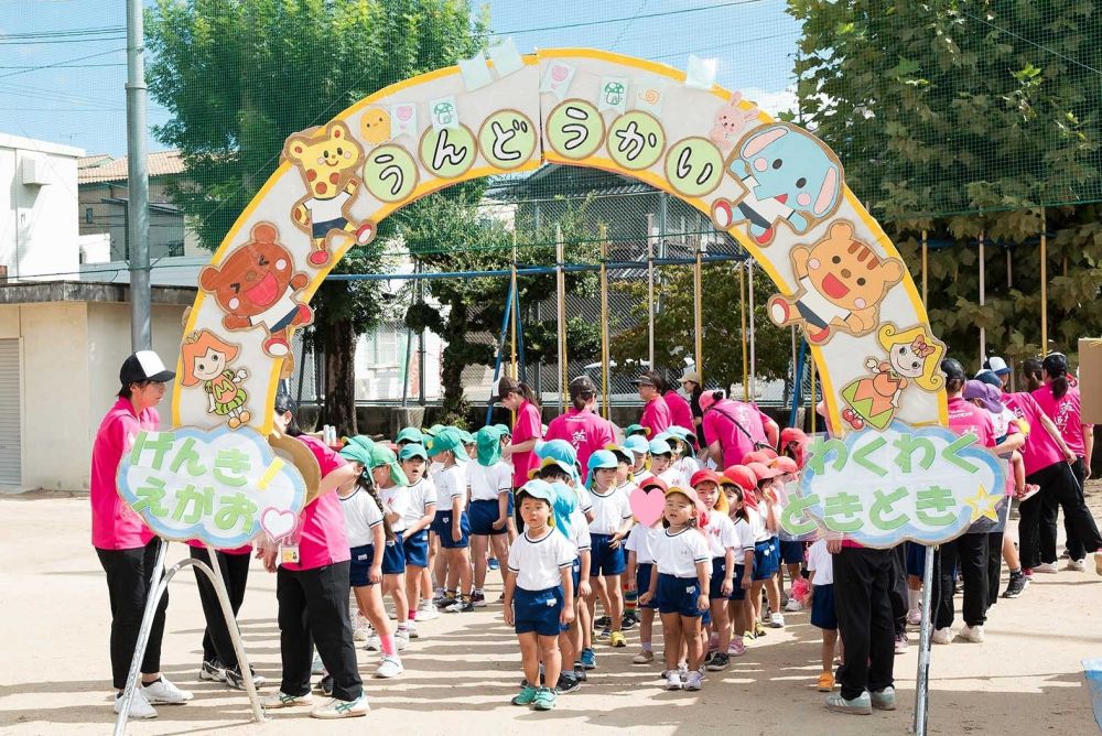 10月もあと1日で終わり
暑かった日々が過ごしやすくなり
あっという間に季節は秋へと変わっていきました
今月の大きな行事と言えば 【運動会】
今年のテーマは
『げんき!えがお♡わくわくどきどき運動会☆』