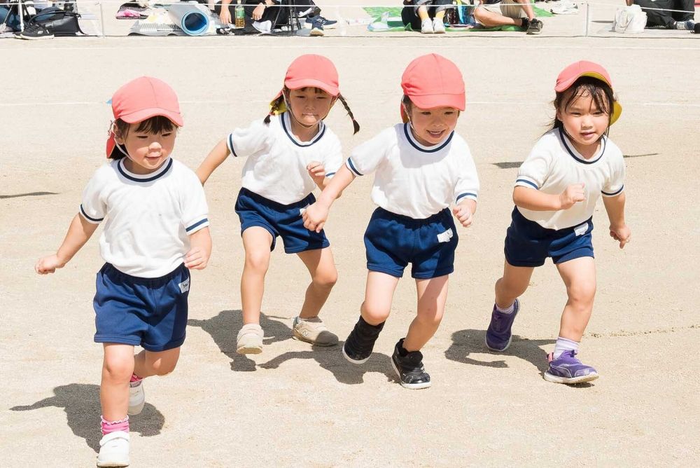 “楽しく走りたい” 気持ちとともに
“1番になりたい!”
気持ちも芽生え始めたリス組さん!
段々と競争心に火がつき
顔つきはまさしくギラギラ・・・
拳を握りしめながら
しっかり腕を振って走ります