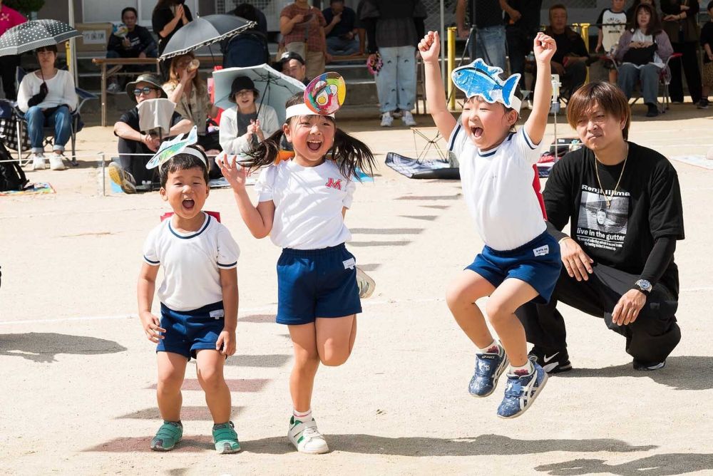 魚に変身して玉入れを楽しむ
その中で “嬉しい” “悔しい”
など様々な感情を経験してきました
嬉しいときも悔しいときも
純粋に感情を表現できる子どもたちです