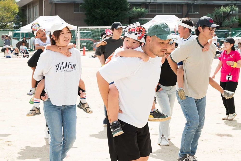 最後はおうちの人におんぶされて
お寿司に変身♡
おうちの人の背中は
大きくてあたたかい♡
ホッと安心♡