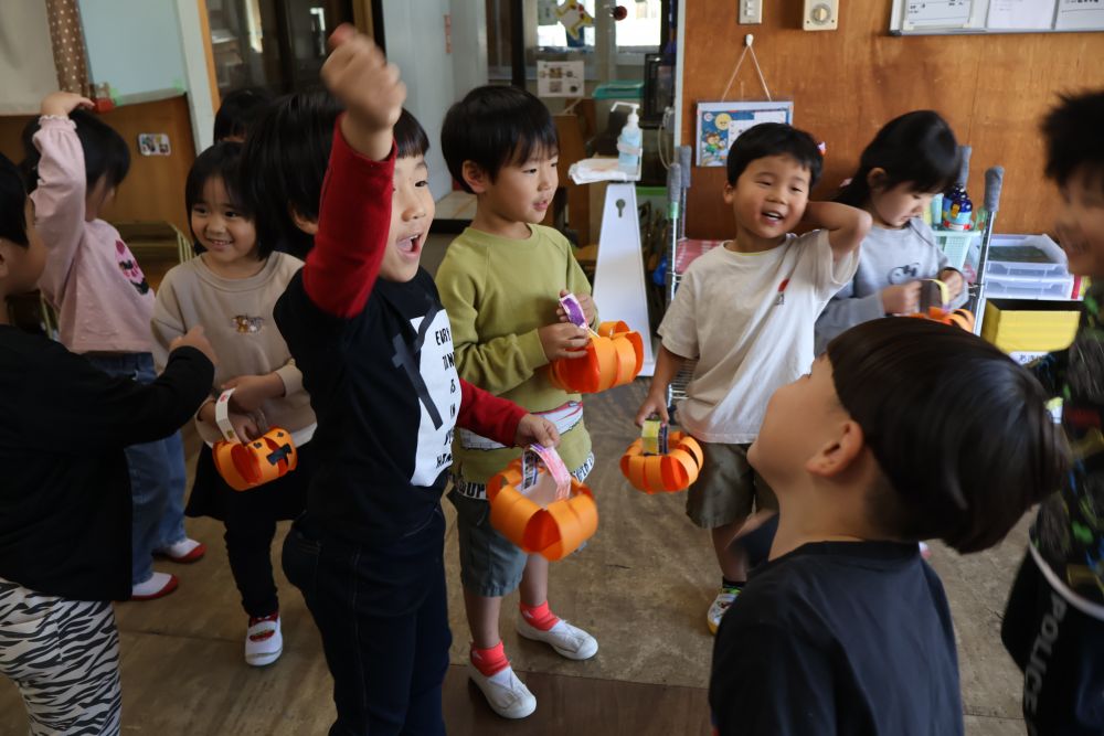 明日はハロウィン!✨✨
自分で作ったかぼちゃバックを使って
ハロウィンゲームをしました🕸️💜
「 ハッピーハロウィン! 」の声に合わせて
じゃんけんぽん! 💥なんと…
かぼちゃバックの中には、
自分で作ったキャンディーが🍬♡