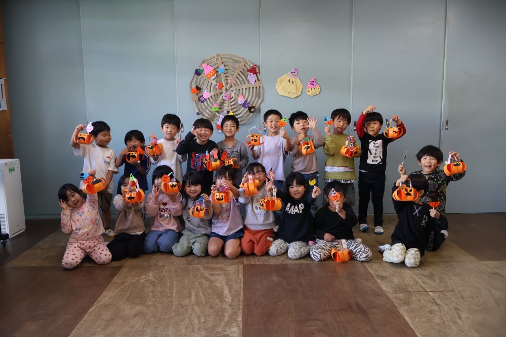 季節を感じる製作を楽しみ
それを使ってみんなで遊ぶ♡
みんなの楽しそうな顔が見れました👀✨
ハッピーハロウィン‼🎃🕸️