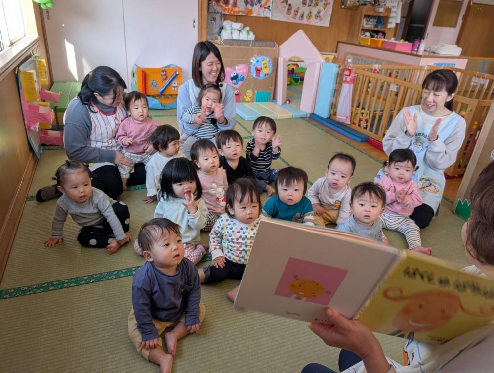 ０歳児　
『はくしゅぱちぱち』

『ネコ・ゾウ・クマ』が順番に登場して歌を歌ったり、転がったり・・・
いろいろな遊びをしてくれます。
そのたびにみんなで『はくしゅぱちぱち』
『がんばってえ～♡♡』と応援したくなるとっても楽しい絵本です｡