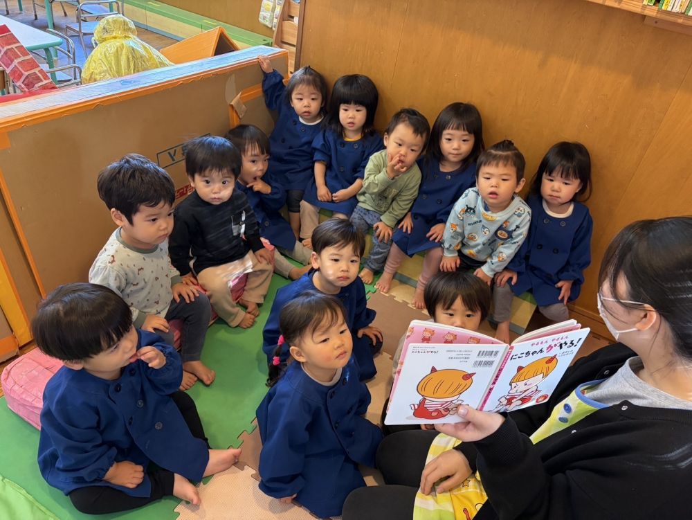 1歳児 
『にこちゃんが やる！』

服やズボン、靴を
自分で頑張っているヒヨコ組さん!!
そんなヒヨコ組さんにぴったりの絵本です☆

みんなで口を揃えて
「やるもんやるもん」
と、楽しんでいます😊
