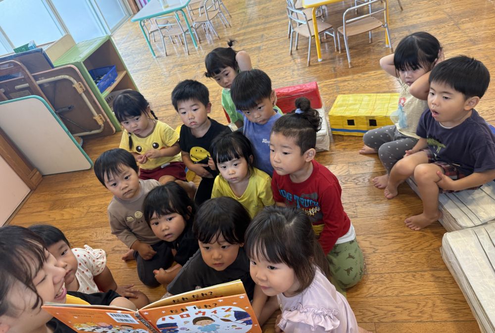 2歳児 
 『だれ だれ ハロウィン』

10月のイベント⋯ハロウィン🎃
色んなところで、
ハロウィンの装飾を見かける時期です。
みんなもハロウィンに夢中👻
何に変身するかで盛り上がってます♫
そんなみんなにピッタリな1冊です💜
