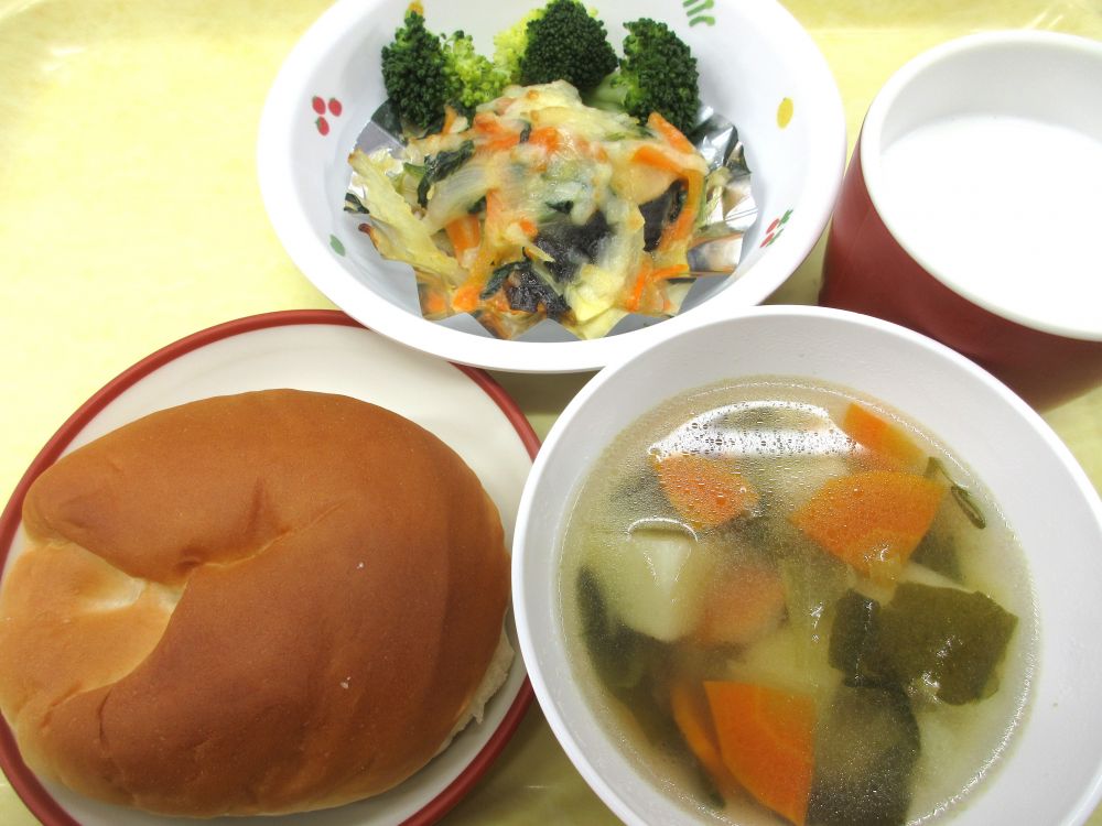 ロールパン

鮭とほうれん草のグラタン

ゆでブロッコリー

中華風スープ

牛乳