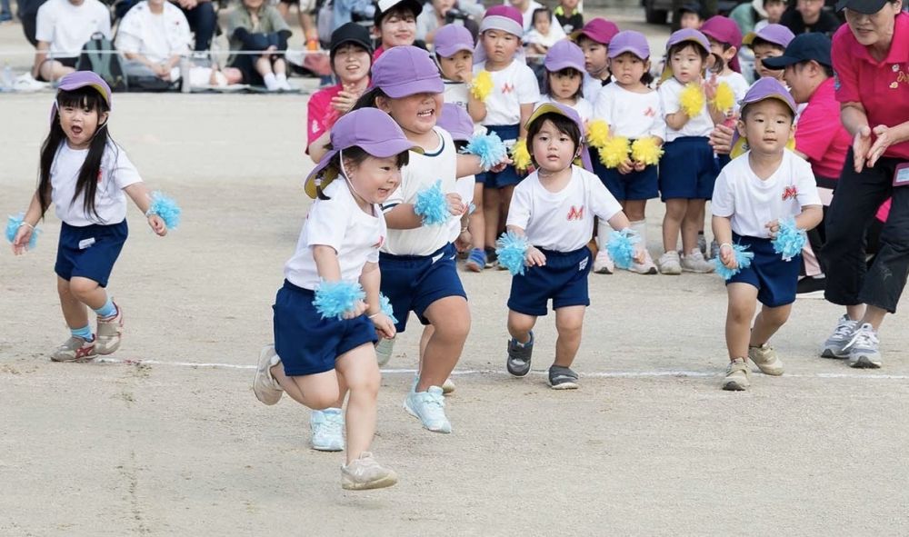 『かけっこ』

名前を呼ばれると、
｢はーい｣と、元気にお返事出来たね👏
よーいドン！の、掛け声に合わせて、
ゴールまで走ったよ！！