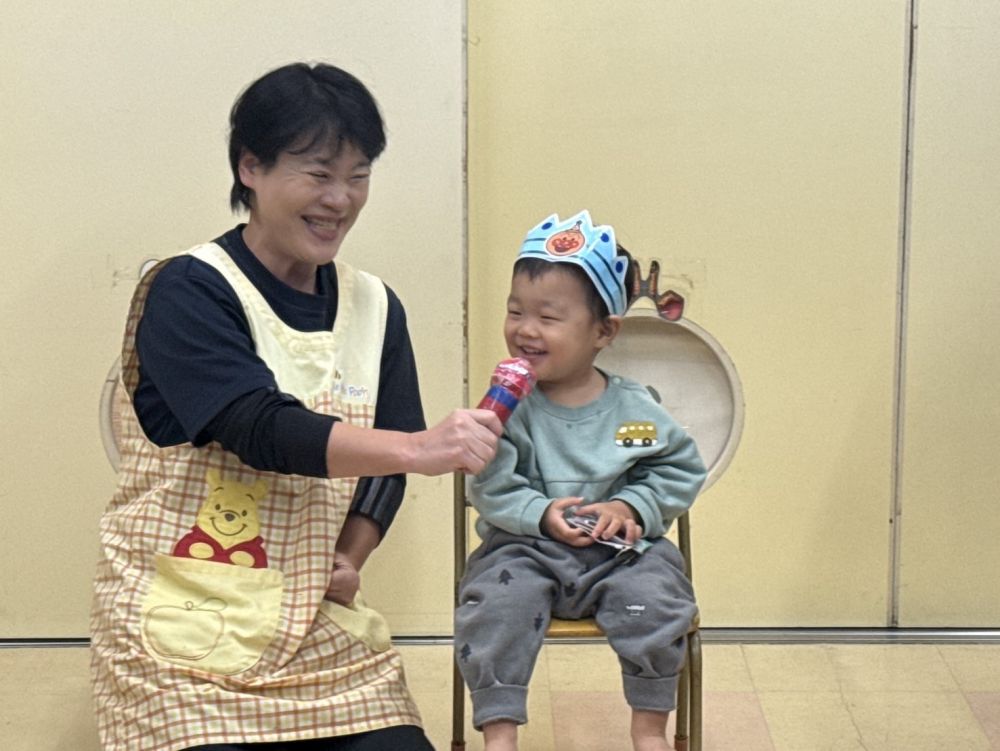 １０月生まれのお友達の誕生日会をしました。

乗り物大好きなYくん。
好きなのりものは何ですか？の質問に
「きゅうきゅうしゃ」と答えてくれました。
