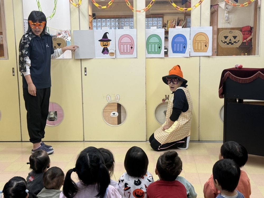 先生の出し物は
「ドアを開けたら・・・」
色んなドアをあけたら、
おばけや仮装した動物たちがいます。
みんなでトリックオアトリート！！
みんなにプレゼントがあったね🎃