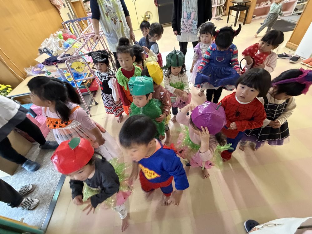今日はハロウィンなので
ヒヨコ組、クマ組みんなで仮装をして
パレードをしたよ。
ウサギ組さんの部屋にも遊びに行って、
楽しかったね👻