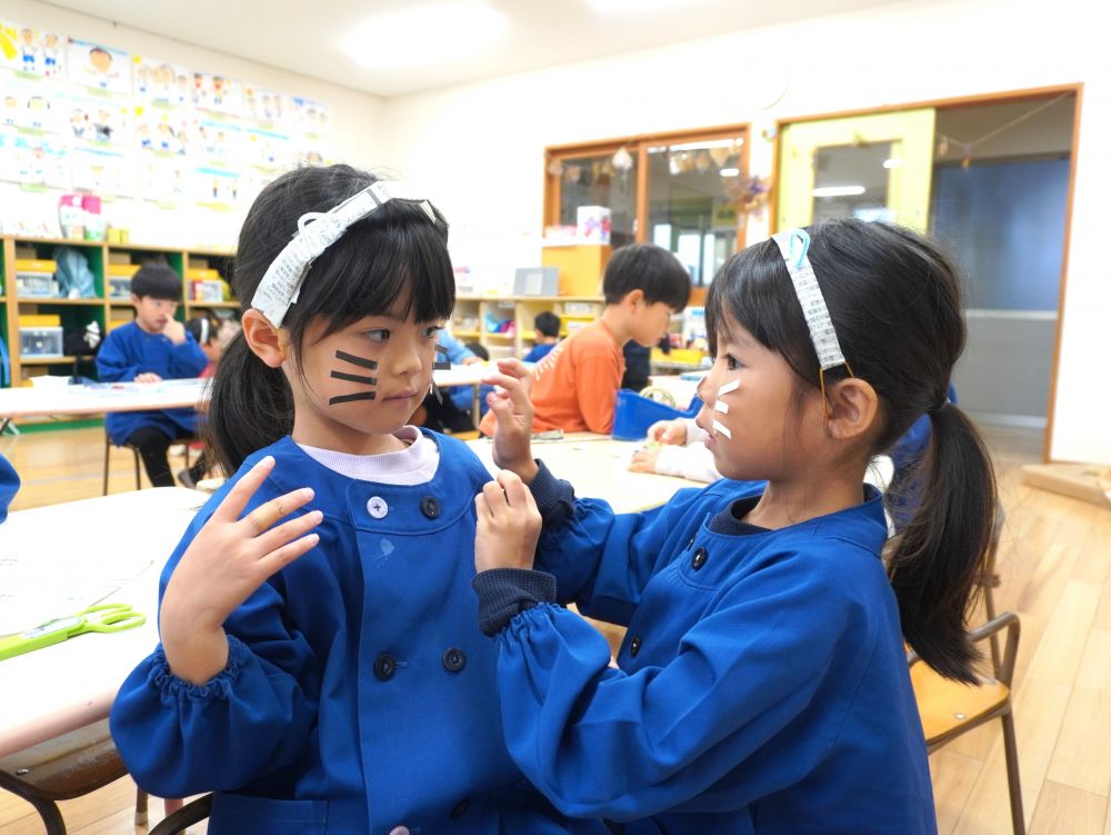 行事ごとは子どもも先生も一緒に楽しむのがキリン組♡
やりたい人が…　やりたいことを…
それに興味を惹かれてどんどん仲間が増える♡



今日はハロウィン！誕生日会！
ネコの耳を作って鼻と髭をつけ合っています♡