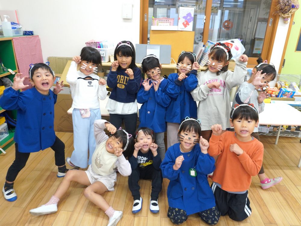 ネコに大変身♡
新聞紙とモールと折り紙だけであっというまにかわいくなっちゃいました♡