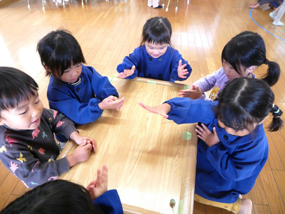 自然物を使った遊びは無限大∞
どんぐりを使って様々な遊び方を楽しんでいます




どんぐりに模様や絵を描いてどんぐりゴマが完成♡
さっそくみんなで回してみることに・・・
『いっせーのーで！！』
ぐるんぐるん◎
『この色可愛い♡』
『回ってる！！』
どんぐりが回る様子を見て楽しみました