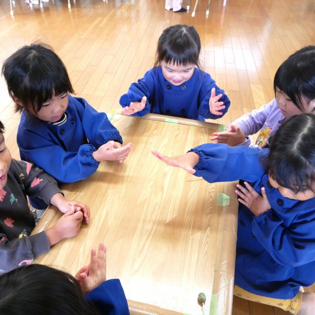 ＊　3歳児　どんぐりゴマで遊ぼう　＊