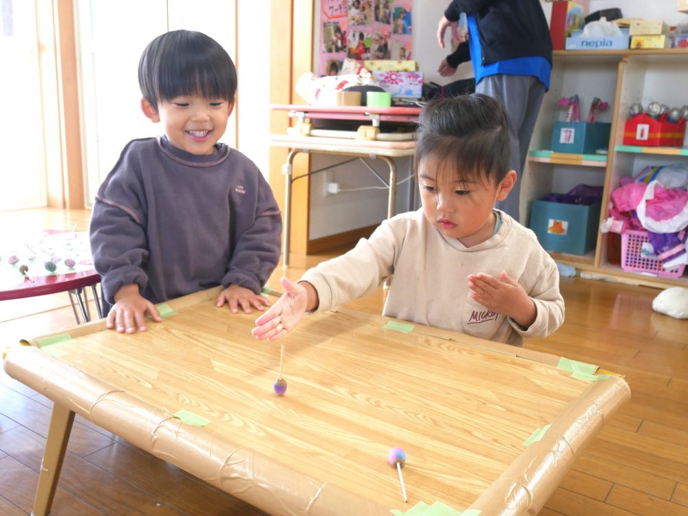 『Nくんのコマ綺麗に回ってるね！スゴイ』
『手をこうやってスッて離したらよく回るんよ～』
遊びながら学ぶ♡上手くいくコツを教えてくれたNくんでした