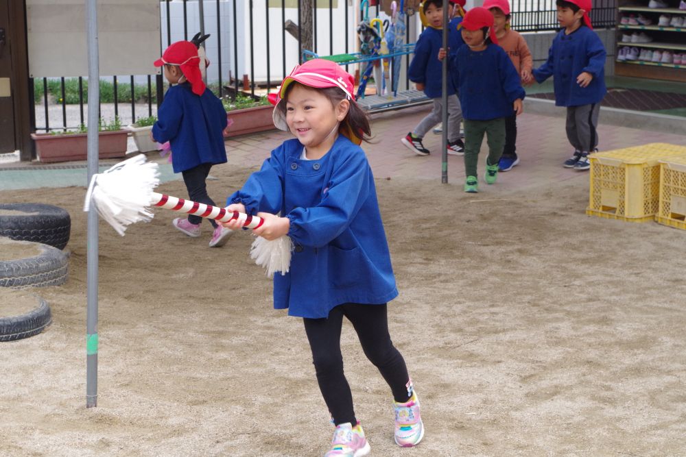 今日はベッチャー祭りの由来の話を聞きました。
昨日お祭りにいった友達は、ちょっぴりドキドキ・・・

話の後は、園庭で遊びました！
お面をつけてベッチャーごっこでおにごっこスタート！