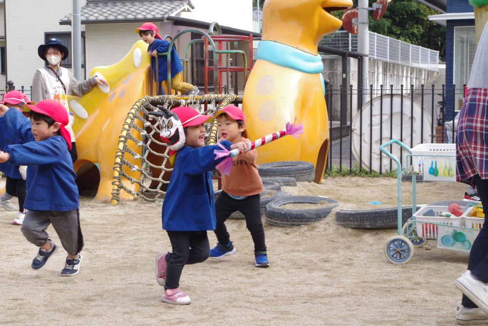 「ベッチャーベッチャー！！」
と、かわいい掛け声で追いかけます！！

リス組さん同士でだから、安心して楽しめたり、でもやっぱりちょっと怖かったり・・・