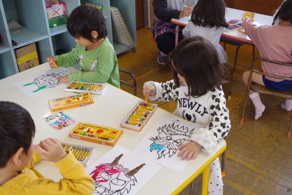 ゾウ組さん、キリン組さんのぬりえお面を見て、
「つくりたーい！！」と、リス組さんも製作開始～！

思い思いの色でショーキ、ソバ、ベタのお面を塗りましたよ♡
どきどきした友達は好きな絵をかいてみました！

どんなお面ができたかお楽しみに～☆