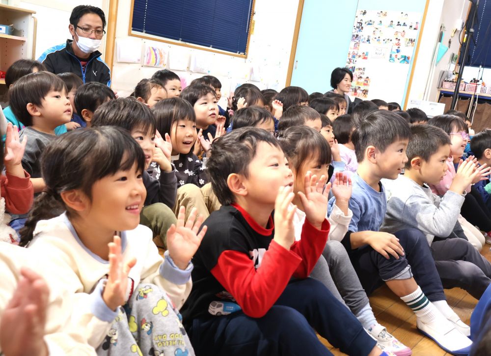 今日は楽しみにしていた人形劇の日
お兄さんの元気で明るいⅯⅭ！
そして大人も子どもも惹きつける面白さ！
リズミカルな音楽とともにお話【ピノキオ】の始まりです
