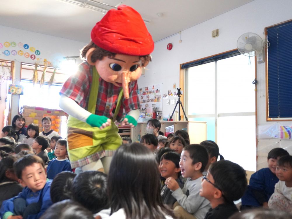 ゼペットじいさんが愛情を込めて作った人形ピノキオが
とっても愛嬌たっぷりで可愛い♡
すると・・・突然観客席の方に来てくれたピノキオにみんなビックリ！！
『すご～い！！楽しい』
『タッチしてー』と大喜びです