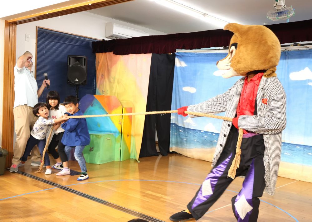 そして・・・キツネの兄貴との綱引き対決！！
『ぼくがやる！』
『私もしたい！』とたくさんの候補者が・・・
その中から選ばれたキリン組さんが参戦！！
みんなの力で最後は勝利♡