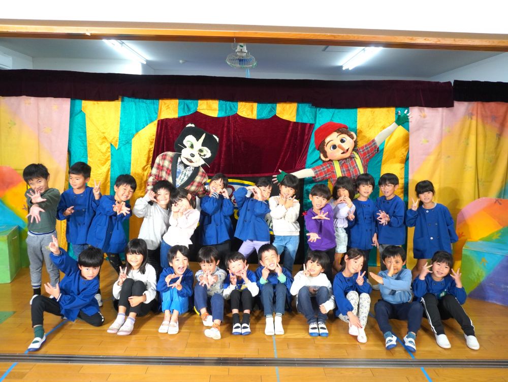 最後は思い出に♡
みんなで記念撮影です
お話の意味を理解しじっくり見たり
大笑いして見たりしていたキリン組さん