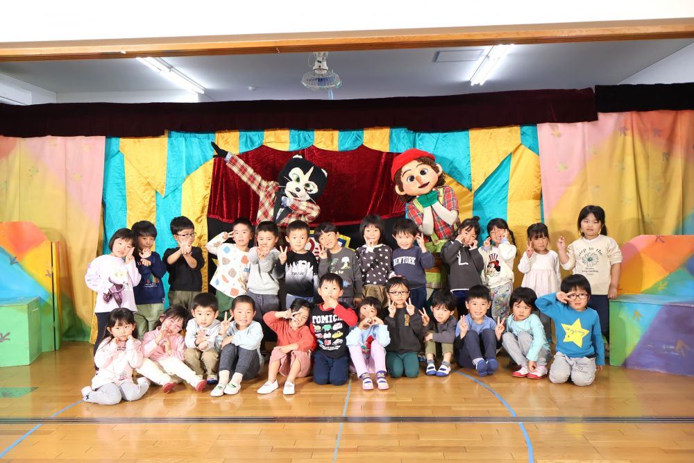 手を叩いたり一緒に歌ったりと
音楽に合わせて楽しんでいたゾウ組さん

