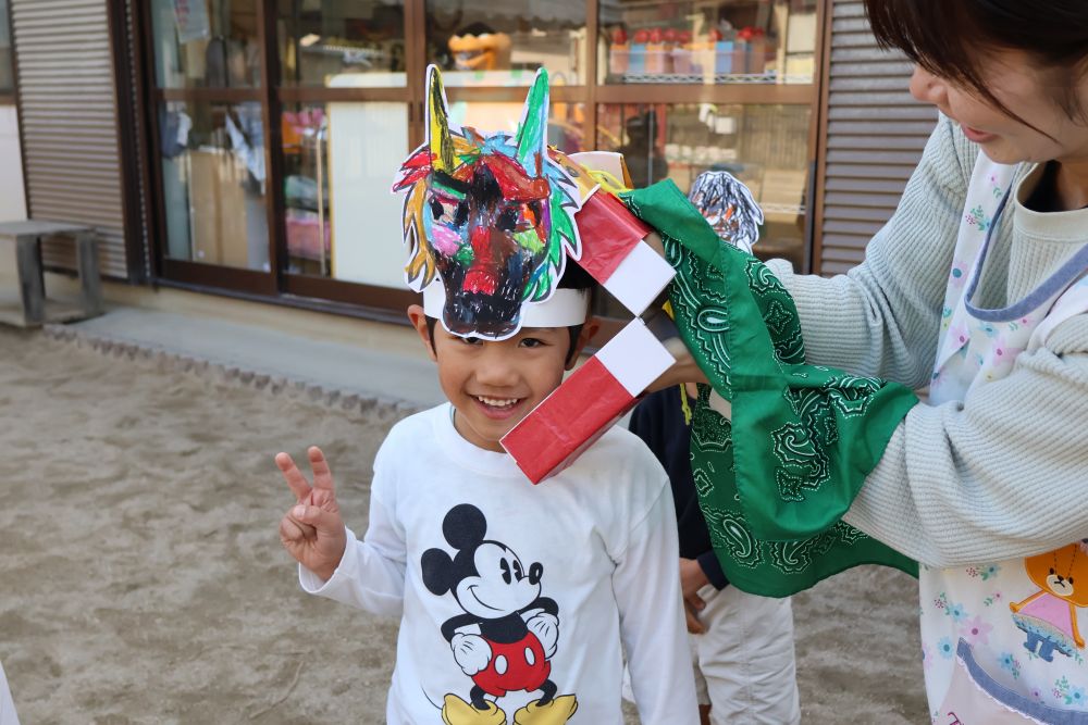 ４日、園でのベッチャー集会の後
ベタ、ショーキ、ソバの３つの中から選んで
お面の塗り絵をしました✍🏻♡

お面をかぶって鬼ごっこスタート♪
ベッチャーの太鼓のＢＧＭで雰囲気🆙

園庭には獅子舞が！にこにこ笑顔で
ガブっとされるAくん✨嬉しそう✨
