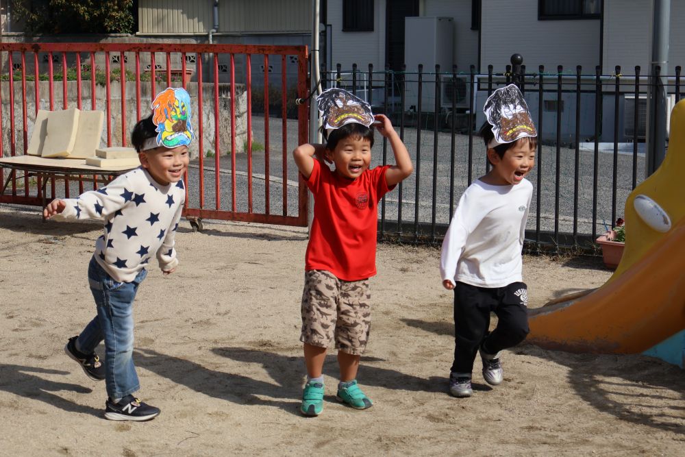 鬼のお面とＢＧＭの効果で
いつもより緊張感のある鬼ごっこ…💨
子ども達もドキドキ…
でもとっても楽しそう>_