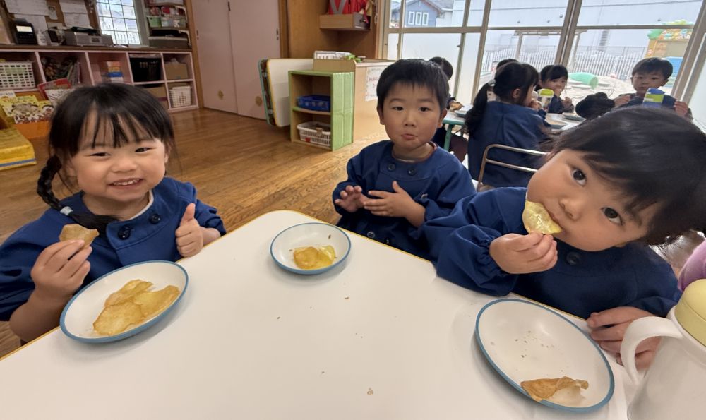 おやつに登場！！

給食先生が、素材を活かして、
『さつまいもチップス』を作ってくれました♥️

みんな美味しくてパリパリと食べて、
おかわりもあっとゆうまになくなりましたー！！

次は何の料理に入ってるかな～😊
