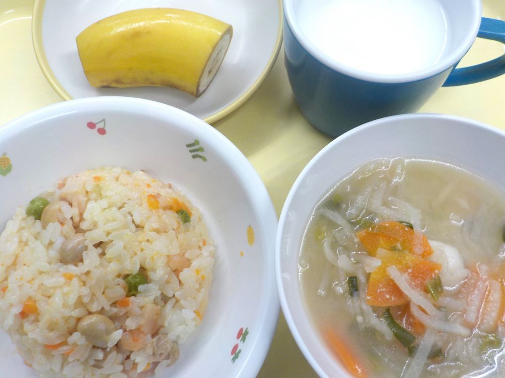 にんじんピラフ

里芋の味噌汁

バナナ

牛乳