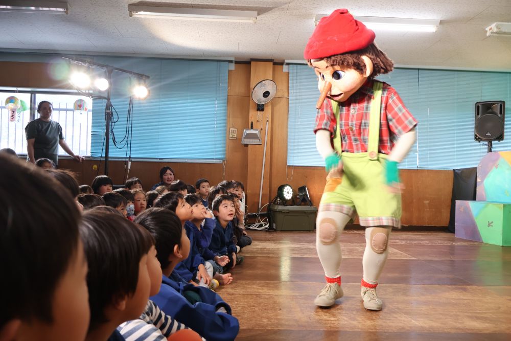 今日はみんな楽しみにしていた人形劇！
今年も劇団バクさんが来てくれましたよ～

今年の演目は『ピノキオ』✨
ハラハラドキドキしちゃうシーンもあったけど、
みんな目をキラキラさせて見ていましたよ👀
「だめだめー！あぶなーい！！」
なんて、感情移入しすぎて声が出ちゃう友達も・・・♡(笑)