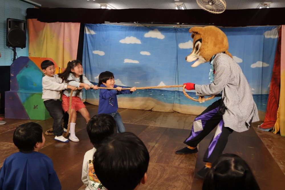 劇の後はお楽しみで綱引きもしましたよ～！！
さぁ！みんなで力を合わせて～・・・！！

エイエイ、オー！！！！