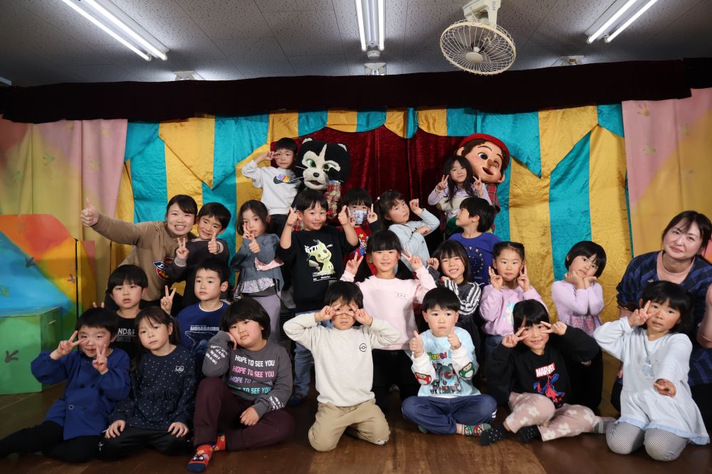 みんなでー・・・
ハイ、ポーズ！☆彡

笑顔がいっぱいになる楽しい人形劇をありがとうございました～！
みんなが好きになったキャラクターはいたかな？
ぜひ、子どもたちにお話し聞いてみてくださいね！