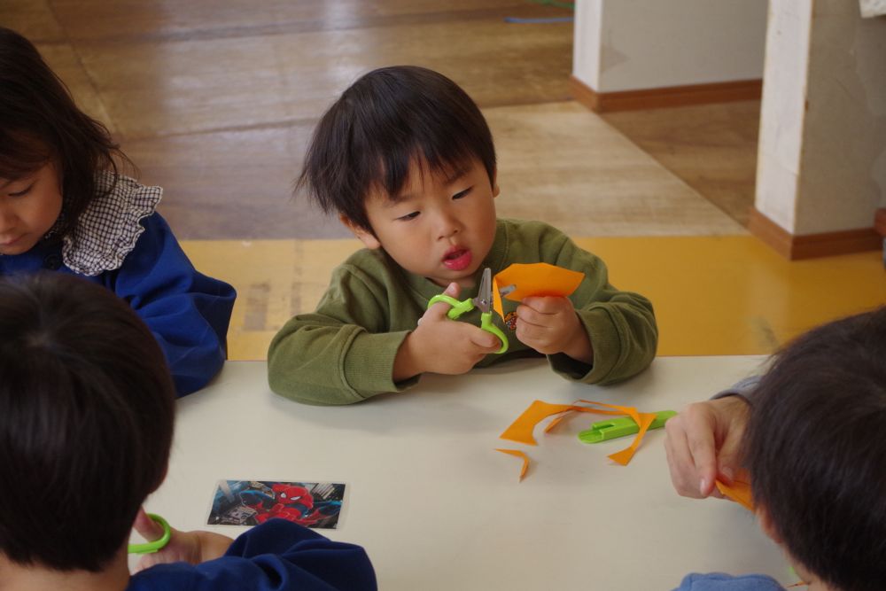 秋の製作でみのむし作りをしましたよ！

昨日はみのむしの顔づくり。
丸をはさみで慎重にちょきちょき！
『やってみたい！』の気持ちが広がり、
部屋の中にも先生と一緒にできる
はさみコーナーが登場しました!


顔ができたところで、
『みのむし裸んぼだね～さむいね～』
と、話していくと

Jくん「葉っぱ拾って服にしたらいい！」
Nちゃん「神社に行ったら葉っぱいっぱいあるよ！」

と、子どもたちから提案が！