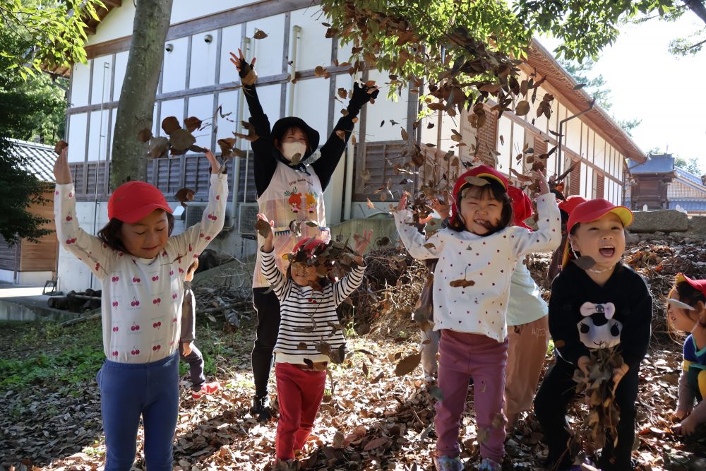 すてきな服が出来上がったので、落ち葉遊びも楽しんじゃおう！

みんなで集めて、せーの・・・
「それー！！」
「きゃー！！」
「もういっかいやろうよ！」

ひらひらの落ち葉きれいで楽しいね♪
今度遊びに行ったら、何色の葉っぱがあるかな？楽しみだね～☆