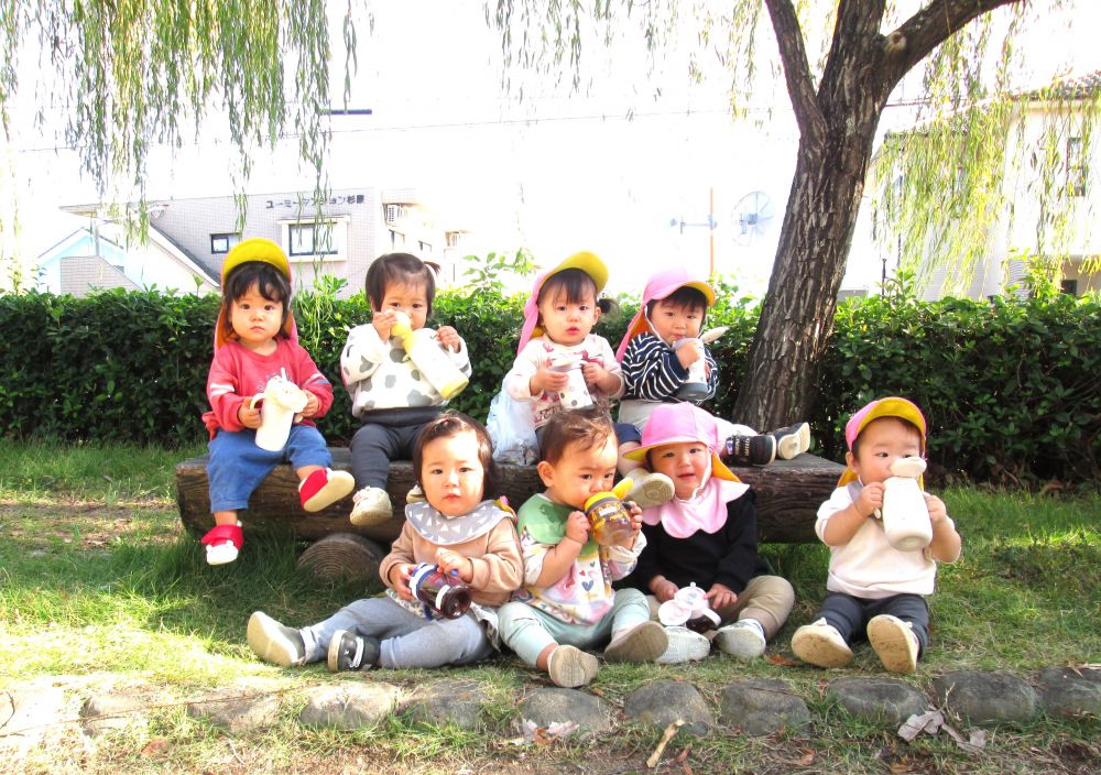 夢中でどんぐりや葉っぱ、木の枝を拾った後はお茶休憩！
みんなで一緒にホットひと息、気持ちいいゆったりした時間が流れていきます

たくさんの秋を感じたお散歩でした