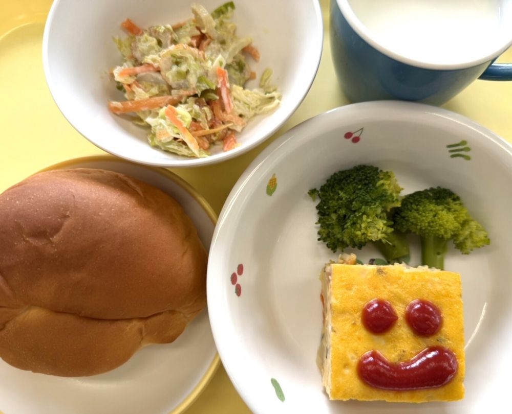 ロールパン

きのこオムレツ

ゆでブロッコリー

キャベツのゴマネーズ和え

牛乳