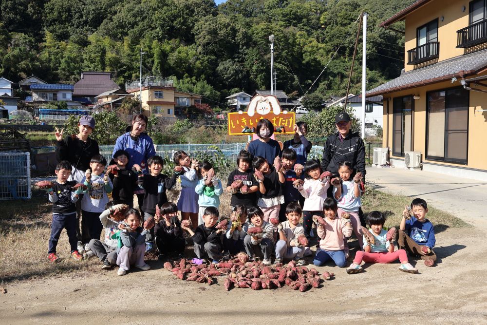 たくさん収穫できたさつまいも

「さつまいもごはんがいいな～♡」
「だいがくいもがいい！」
「みそ汁にさつまいも入れてほしい！」

立派なさつまいもを前にして
子どもたちの想像力は膨らみます♡

キリン組さんとって最後の菜園活動

たくさんの野菜を育て収穫し
触れたり味わったりすることで
野菜への興味関心をさらに広げたこどもたち

菜園活動は今回でおしまいですが
引き続き食育活動を通して
様々な体験をしていきたいと思います

