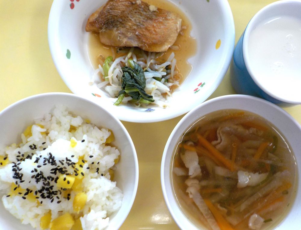 さつまいもご飯

赤魚の煮付け

ゆで野菜（もやし・青菜）

沢煮碗

牛乳