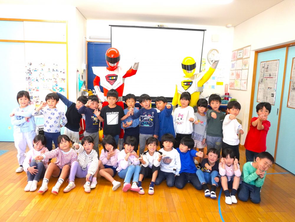 分別戦隊エコレンジャーを招いて
【環境リサイクル教室】をしました

ゴミの正しい分け方や
分別することでゴミが生まれ変わること
リサイクルの大切さを
エコレンジャーの劇で
楽しく教えてもらいました♪
