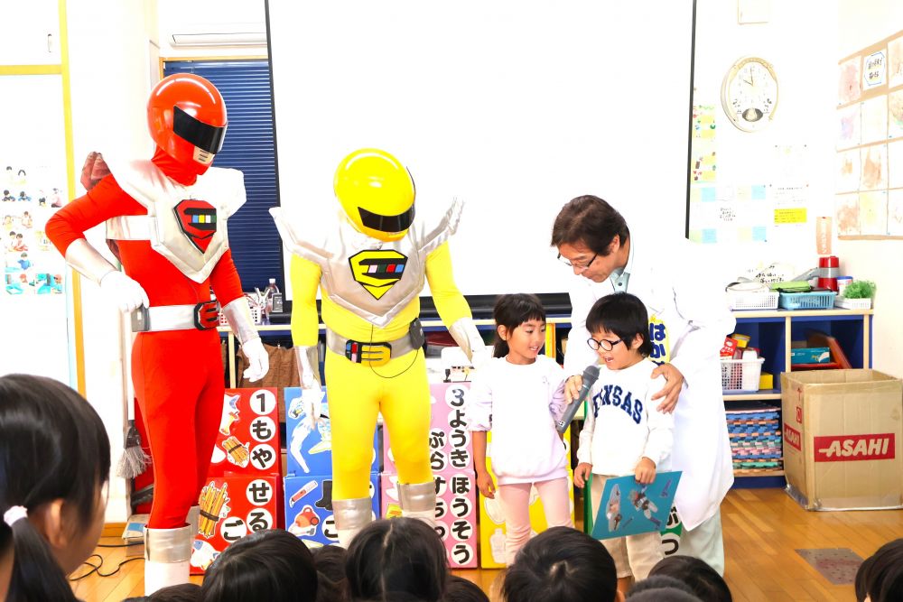 分別についてのDVDを見て、
いざ分別に挑戦！！
・燃やせるゴミ
・ペットボトル
・燃やせないゴミ
・資源ゴミ
・容器包装プラスチック
細かく分けていきます！！

エコレンジャーとの話を思い出しながら
分別していきます